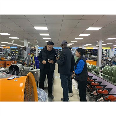 Domestic and foreign merchants gather at the hardware and electromechanical m...